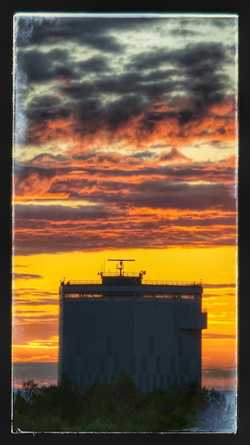 Photo silhouette of built structure at sunset