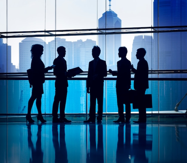 Photo silhouette of business people in a meeting