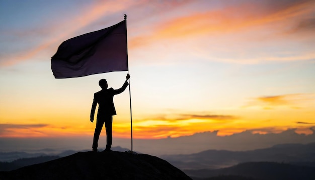 Foto un uomo d'affari in silhouette in cima alla montagna tiene una bandiera bianca che simboleggia il successo, la leadership e l'opportunità.