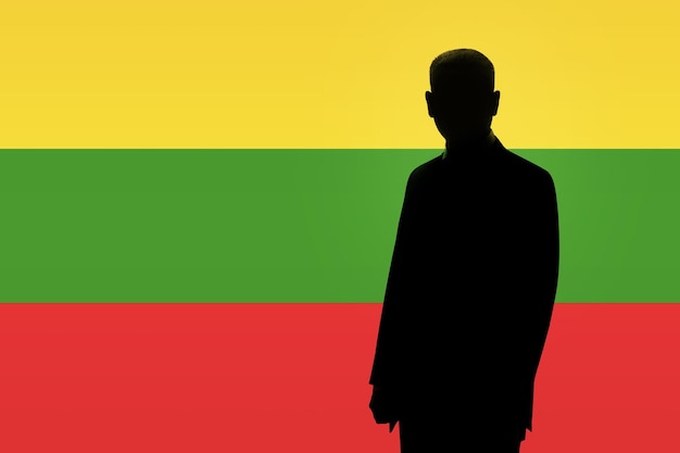 リトアニアの旗を背景にビジネスマンのシルエット
