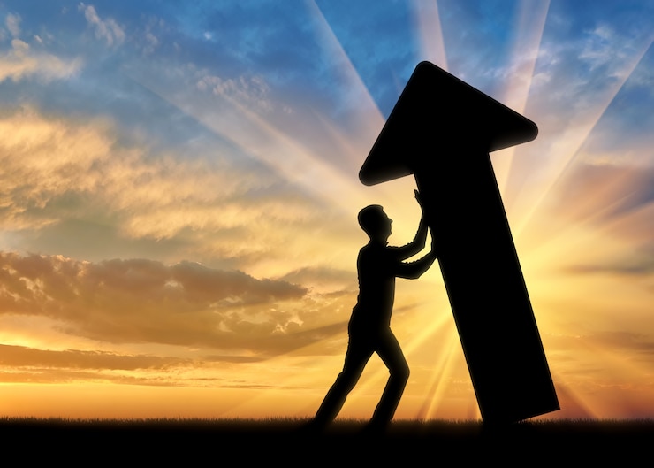 फोटो a silhouette of a businessman does not drop the arrow which indicates the direction up. the concept of overcoming challenges in business