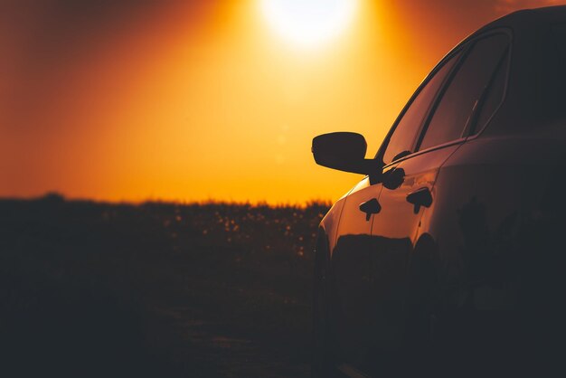 Photo silhouette of car at sunset