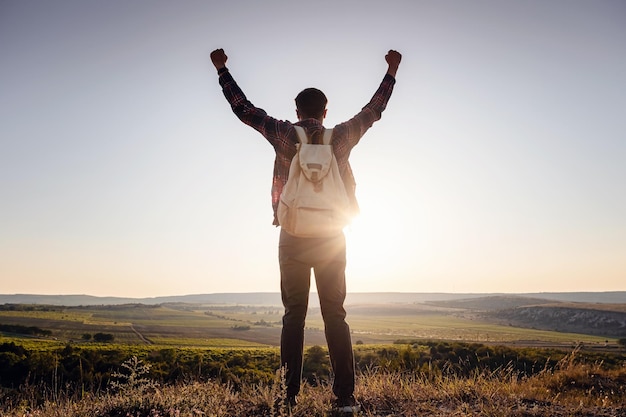 Photo silhouette of a champion on mountain peak active life concept