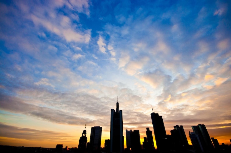 Photo silhouette of city against cloudy sky