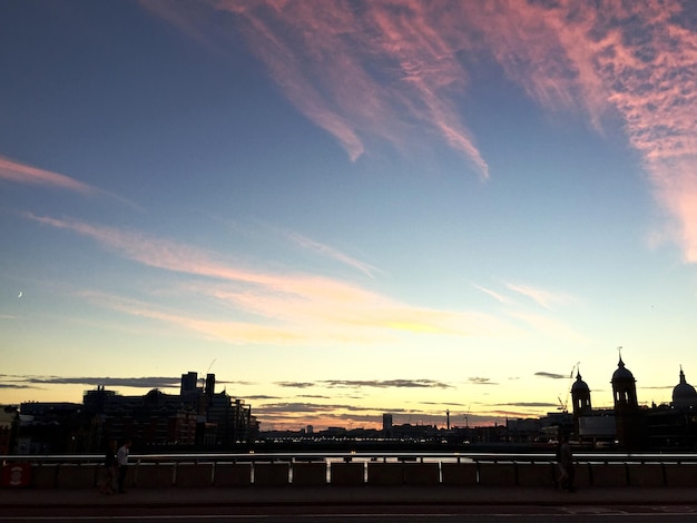 Photo silhouette city against sky during sunset