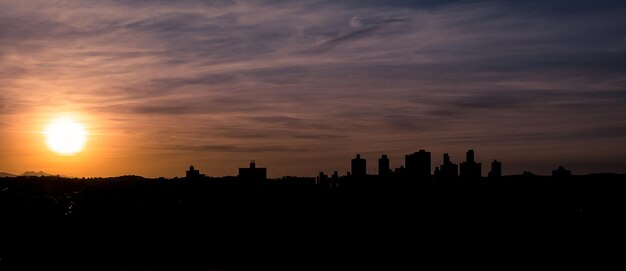 Foto silhouette della città al tramonto