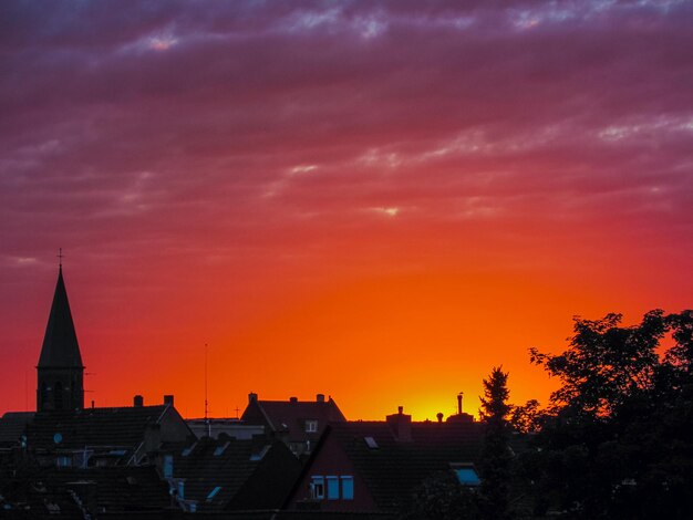 Foto silhouette del paesaggio cittadino contro il cielo durante il tramonto