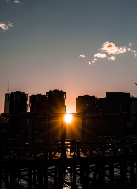 Фото Силуэт городского пейзажа на фоне неба во время захода солнца