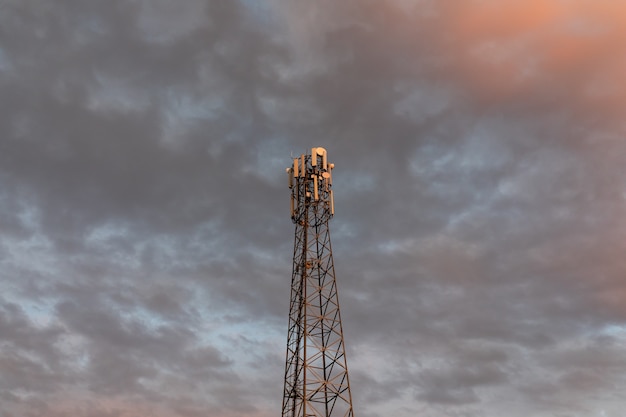 Sagoma della torre di comunicazione con cielo serale sullo sfondo