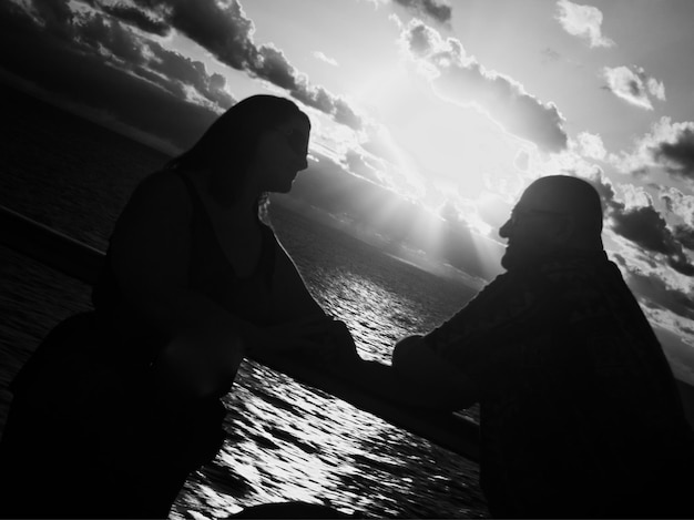 Фото Силуэтная пара на море