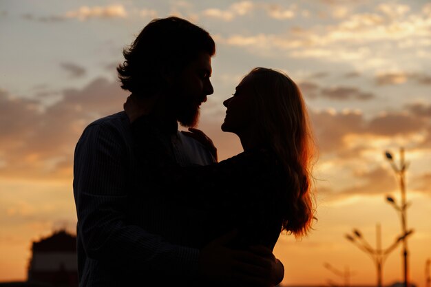 silhouette couple in the city