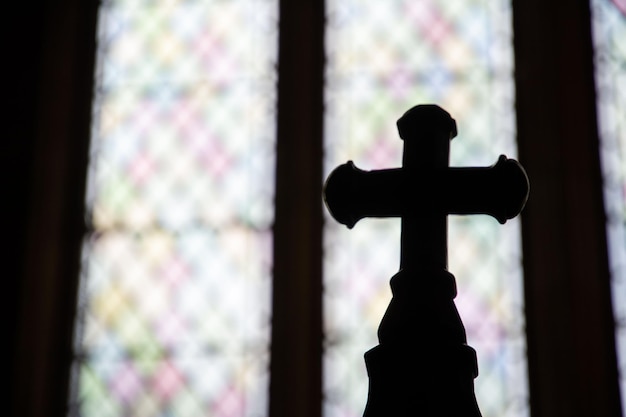 Photo silhouette of a cross on the background of a window