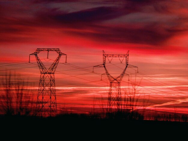 写真 夕暮れのドラマチックな空に照らされた電気柱のシルエット