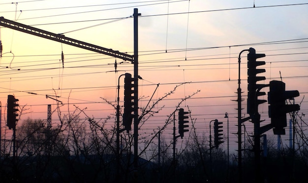 Photo silhouette electricity pylon against sky during sunset