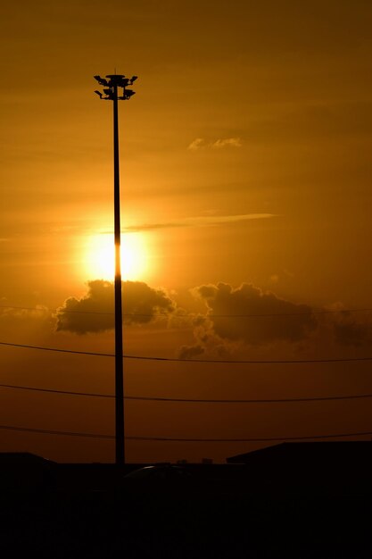 Foto silhouette pilone elettrico contro il cielo durante il tramonto