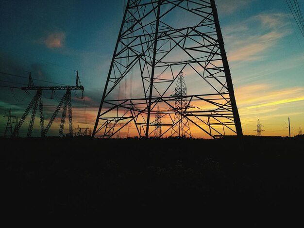 Foto silhouette di un pilastro elettrico al tramonto