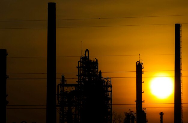 Foto silhouette della fabbrica contro il cielo durante il tramonto