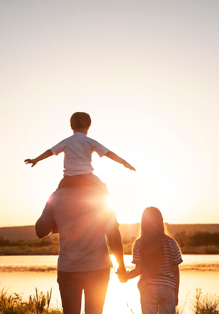 Photo silhouette family at sunset background outdoors