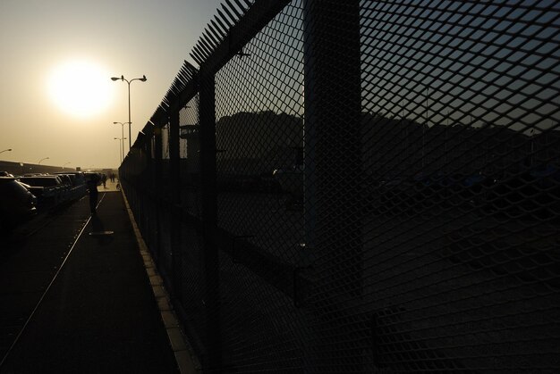 Foto silhouette di una recinzione al tramonto
