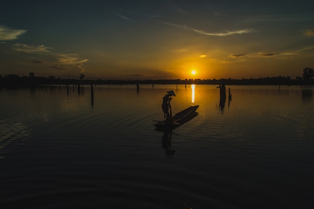 Profili le reti da pesca del pescatore sulla barca.