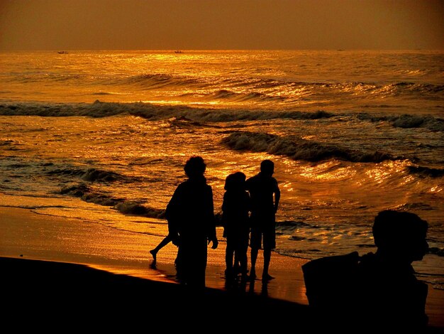 Photo silhouette of friends at sunset