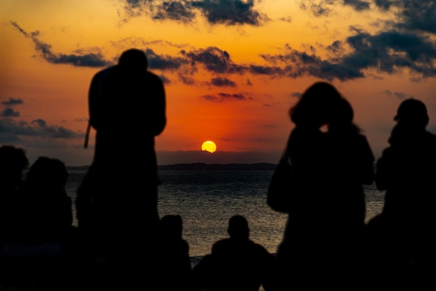 Foto silhouette amici al tramonto