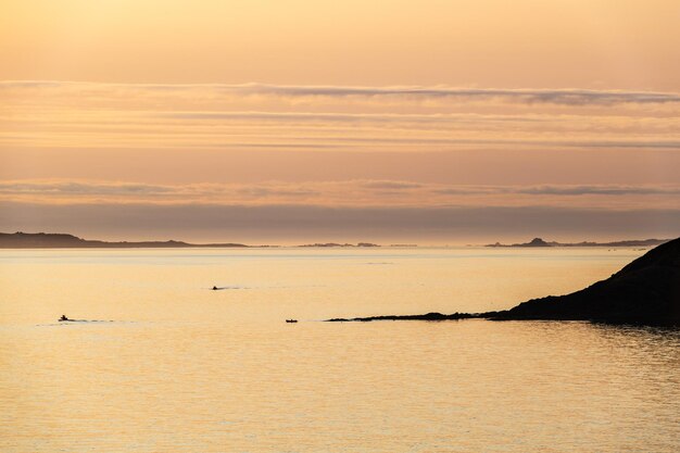 Foto silhouette della costa galiziana all'apertura della ria de pontevedra e arousa al crepuscolo