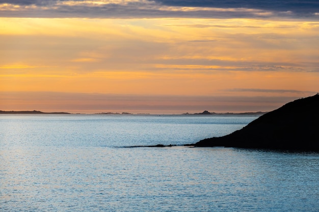 Foto silhouette della costa galiziana all'apertura della ria de pontevedra e della ria de arousa