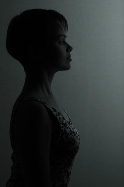 Photo silhouette of a girl with short hair studio portrait