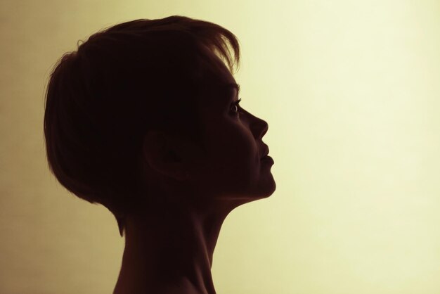 Photo silhouette of a girl with short hair studio portrait