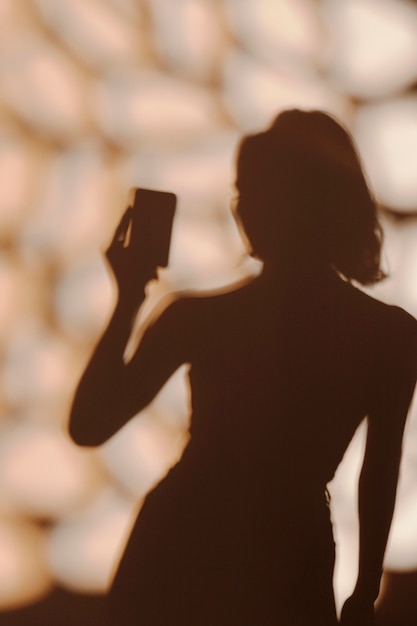 Photo silhouette of graceful woman taking a selfie