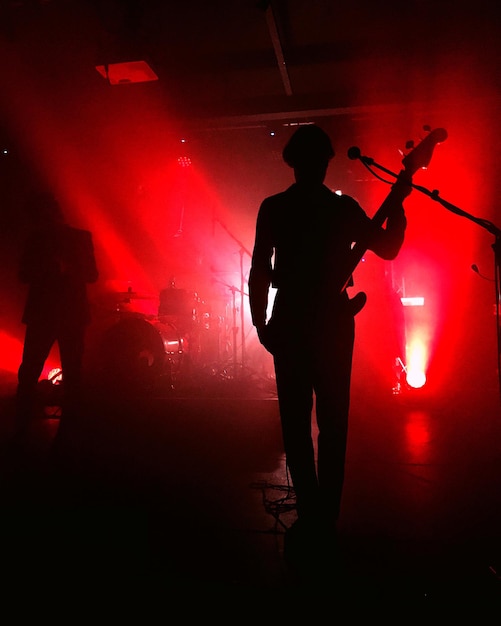 Foto gitarrista di silhouette a un concerto musicale