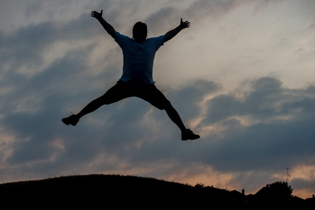 Photo silhouette of happy guy enjoying himself