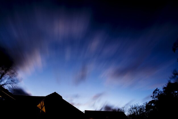 사진 저녁 하늘을 배경으로 한 실루 하우스