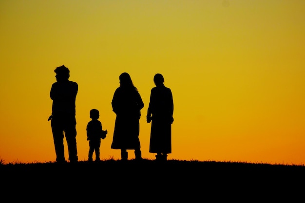 Photo silhouette image of twofamily family