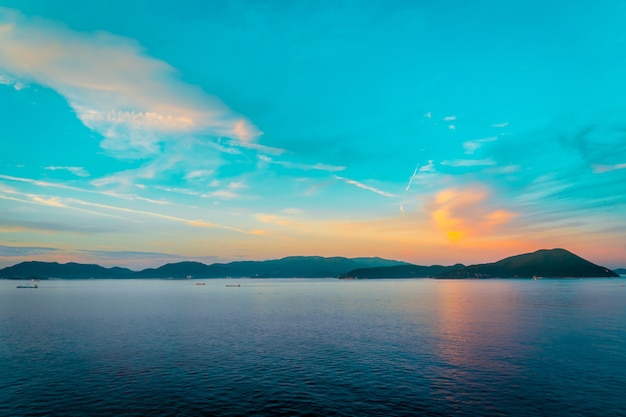 Силуэт острова с закатом в красочном свете