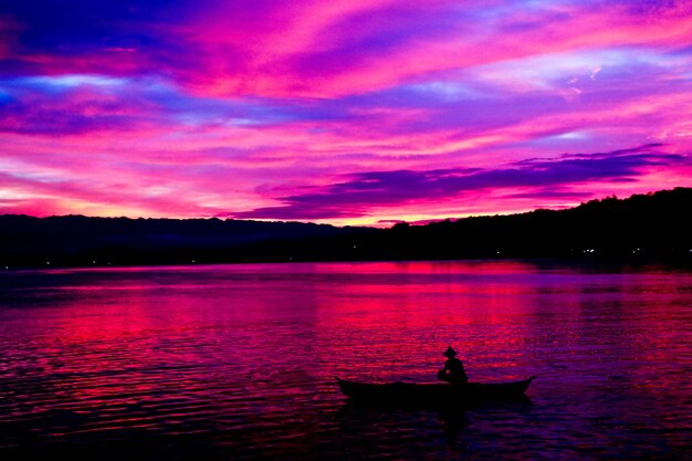 Foto silhouette del lago al tramonto