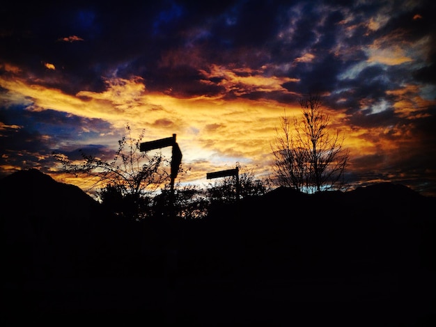 Photo silhouette landscape against cloudy sky at sunset