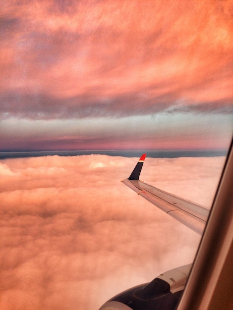Foto silhouette del paesaggio contro un cielo nuvoloso