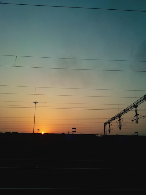 写真 夕暮れの空を背景に描かれたシルエット風景