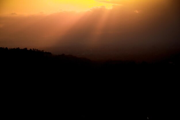Фото Силуэт пейзажа на фоне неба во время захода солнца