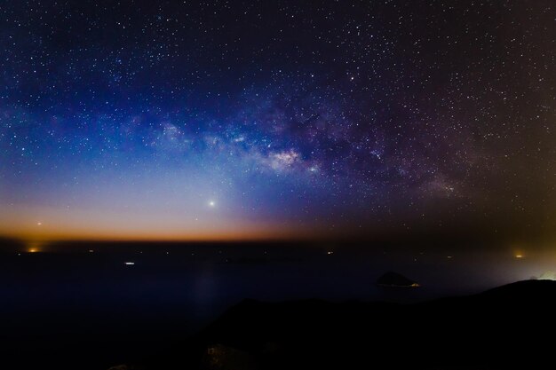 写真 天空を背景にしたシルエットの風景