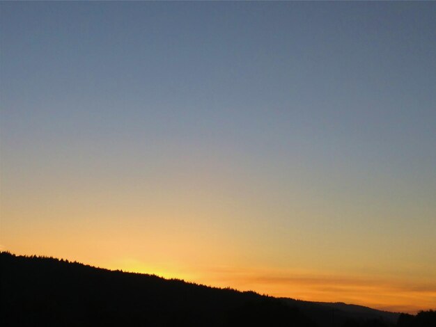 Photo silhouette landscape at sunset