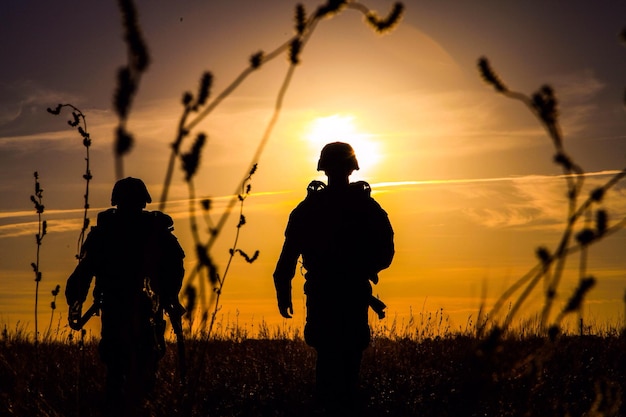 Silhouette leger soldaten tegen zonsondergang