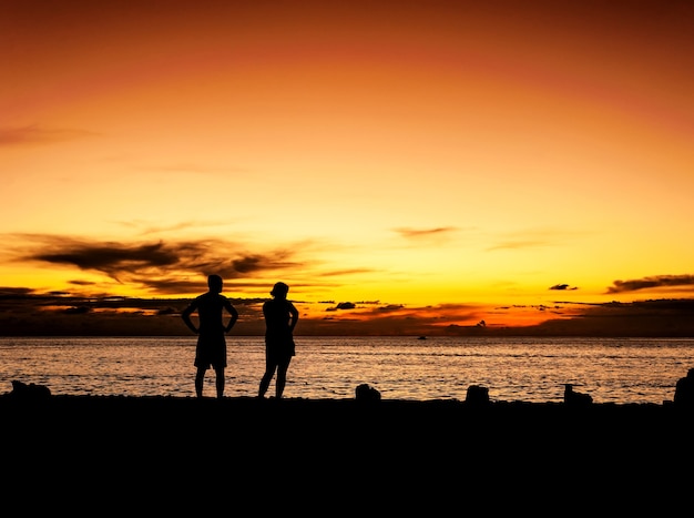 Foto amante della siluetta sul tramonto della spiaggia nel crepuscolo