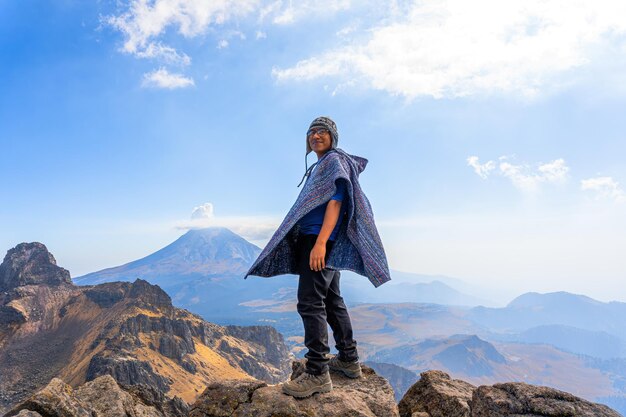 ポポカテペトル火山を眺める男のシルエット