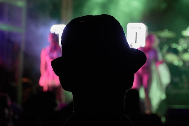 Photo silhouette man against illuminated decoration