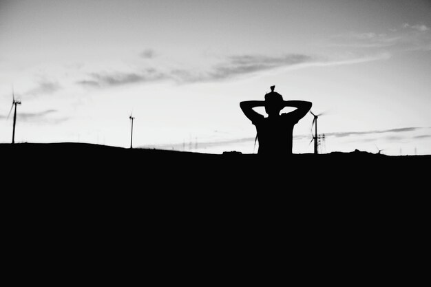 Foto silhouette uomo contro il cielo durante il tramonto