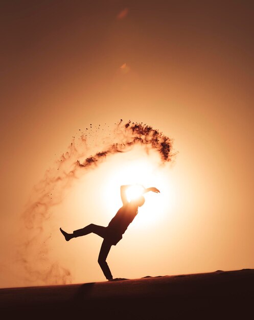 Foto silhouette uomo contro il sole durante il tramonto