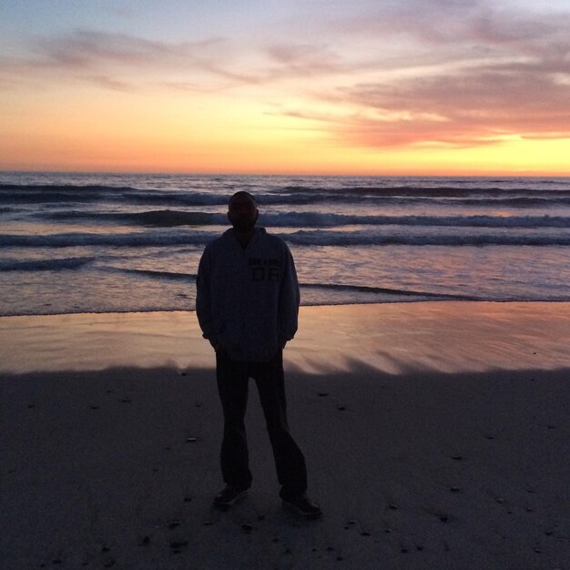 Foto silhouette di un uomo sulla spiaggia